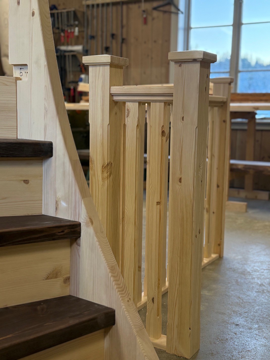 Handbyggt trappräcke i furu med svarvade stolpar